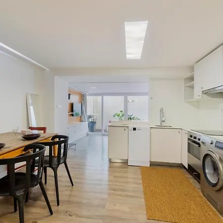 Apartamento Central Retreat: Cozy Duplex With A Balcony