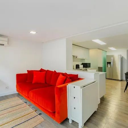 Central Retreat: Cozy Duplex With A Balcony *