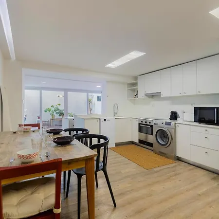 Central Retreat: Cozy Duplex With A Balcony