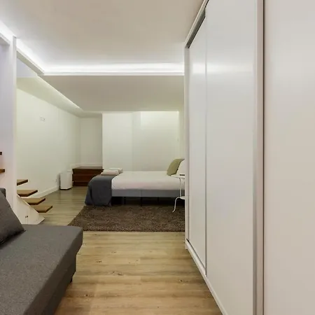 Central Retreat: Cozy Duplex With A Balcony アパート *