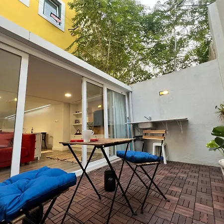 Central Retreat: Cozy Duplex With A Balcony Apartment