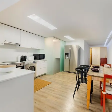 Apartament Central Retreat: Cozy Duplex With A Balcony