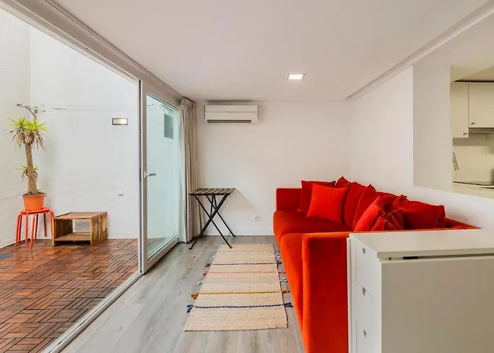 Central Retreat: Cozy Duplex With A Balcony Apartment