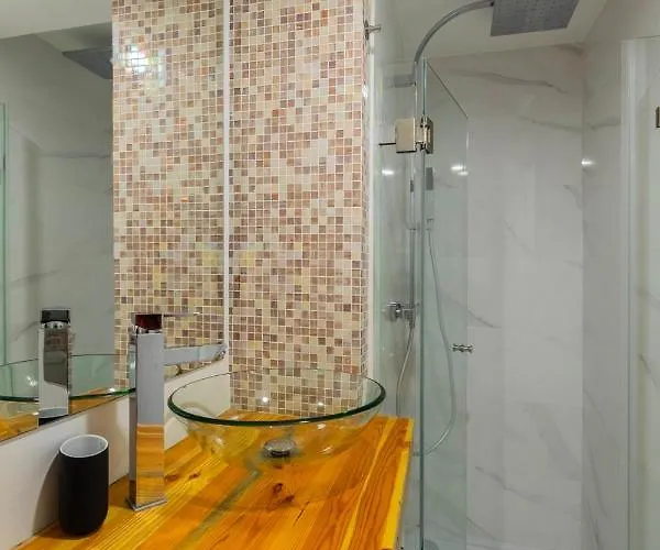 Apartment Central Retreat: Cozy Duplex With A Balcony *