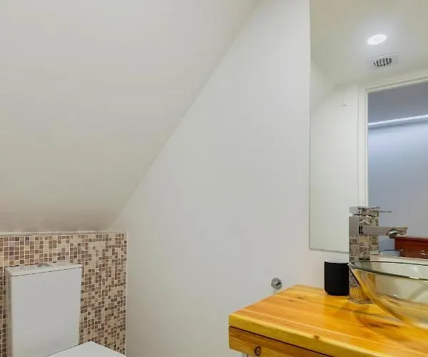 Central Retreat: Cozy Duplex With A Balcony Apartment