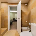 Central Retreat: Cozy Duplex With A Balcony דירה