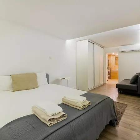 Central Retreat: Cozy Duplex With A Balcony Appartement