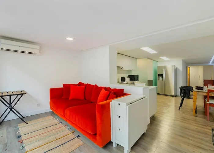 Central Retreat: Cozy Duplex With A Balcony *