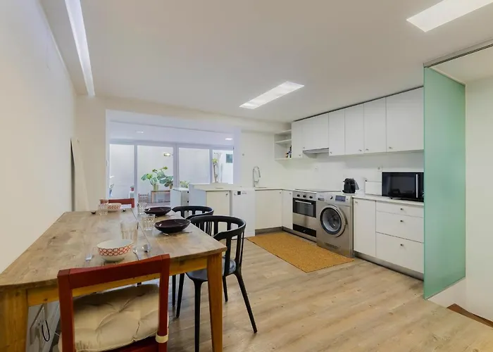 Central Retreat: Cozy Duplex With A Balcony