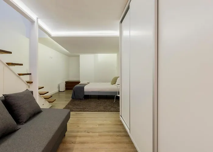 Central Retreat: Cozy Duplex With A Balcony Appartement *