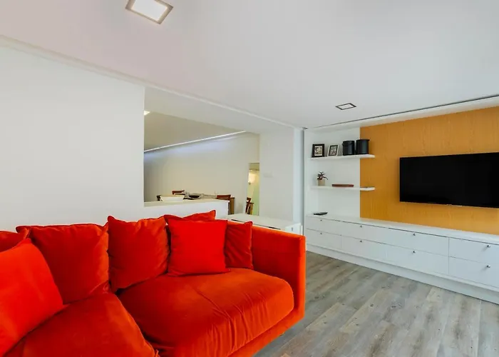 Central Retreat: Cozy Duplex With A Balcony * Lissabon